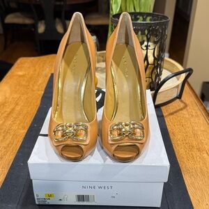 Nine West Jonah Natural with Gold Accent Heels Sz 9m